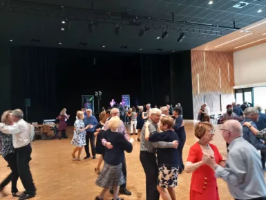 Personnes qui dansent à l'occasion du thé dansant organisé au Carré 9.