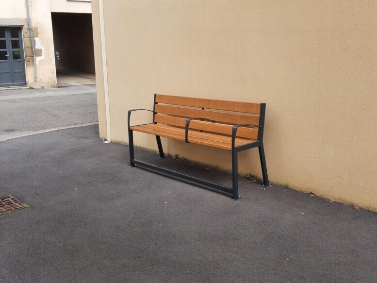Banc adapté installé rue Notre Dame