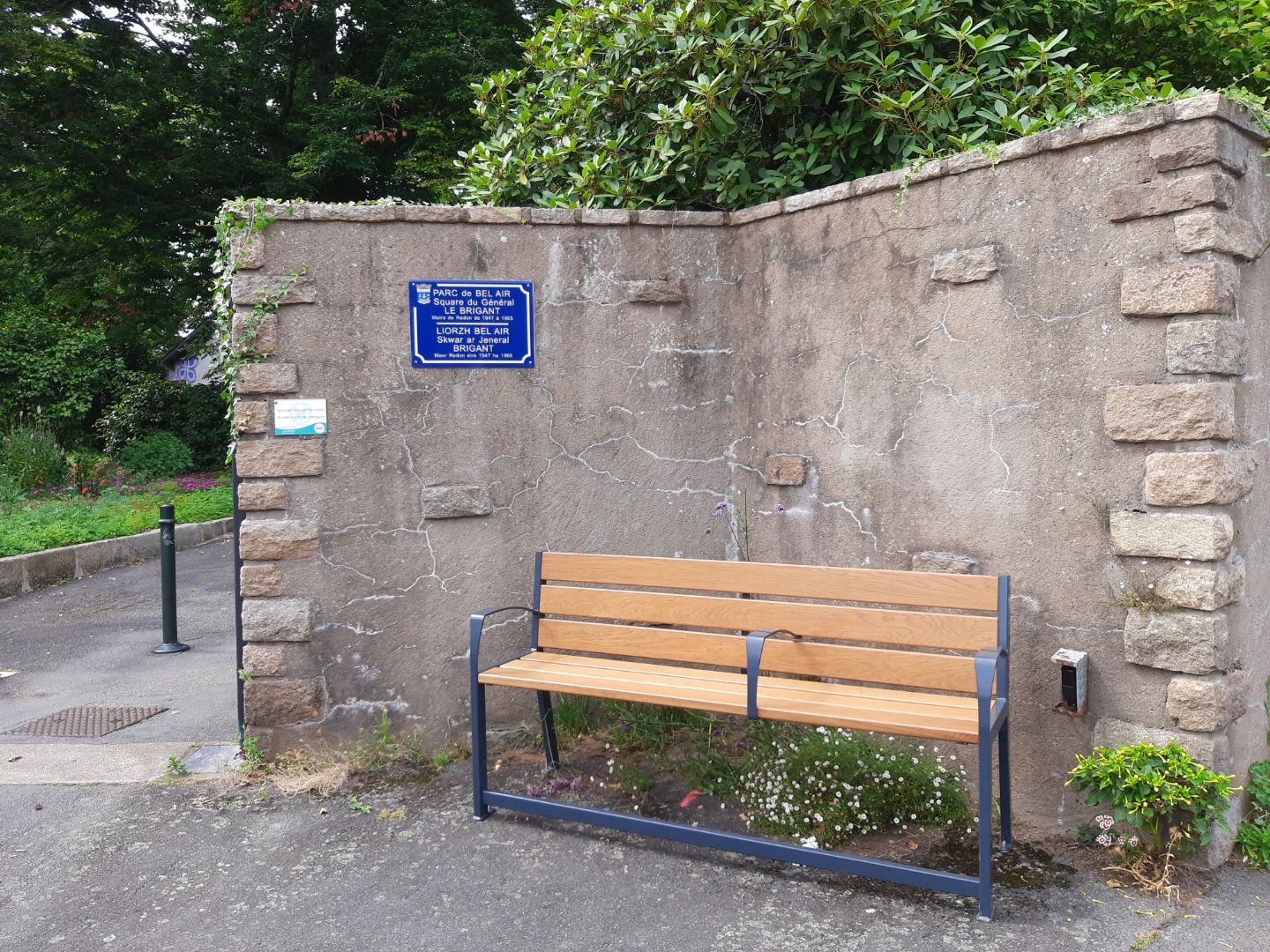 Banc adapté installé devant le Parc de Bel Air